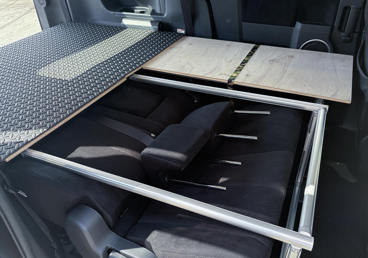 アルミフレームの上に板を固定しています。※別途アルミフレームが必要です