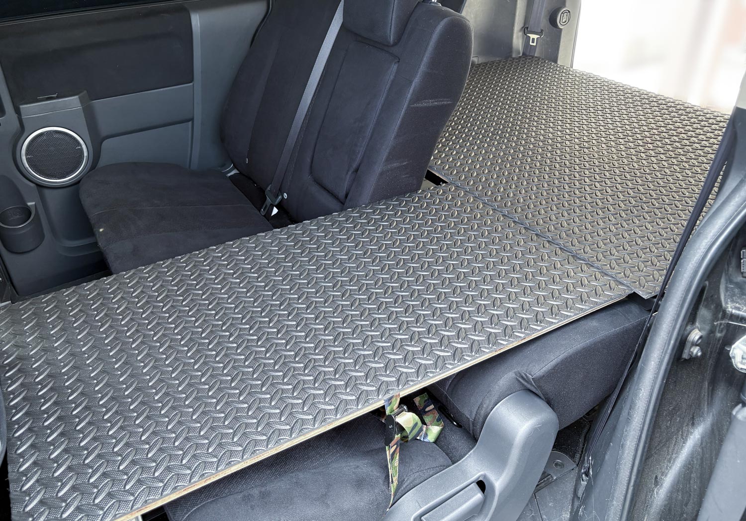 片方のシートを立てるアレンジも出来ます。※別途アルミフレームが必要です