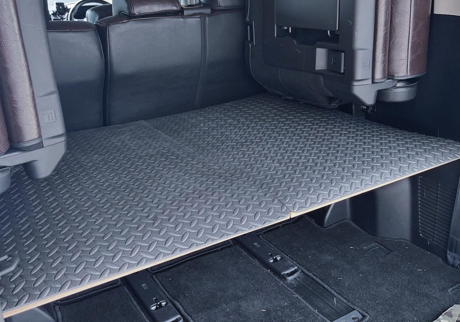 サードシートは取付けたまま装着することが出来ます