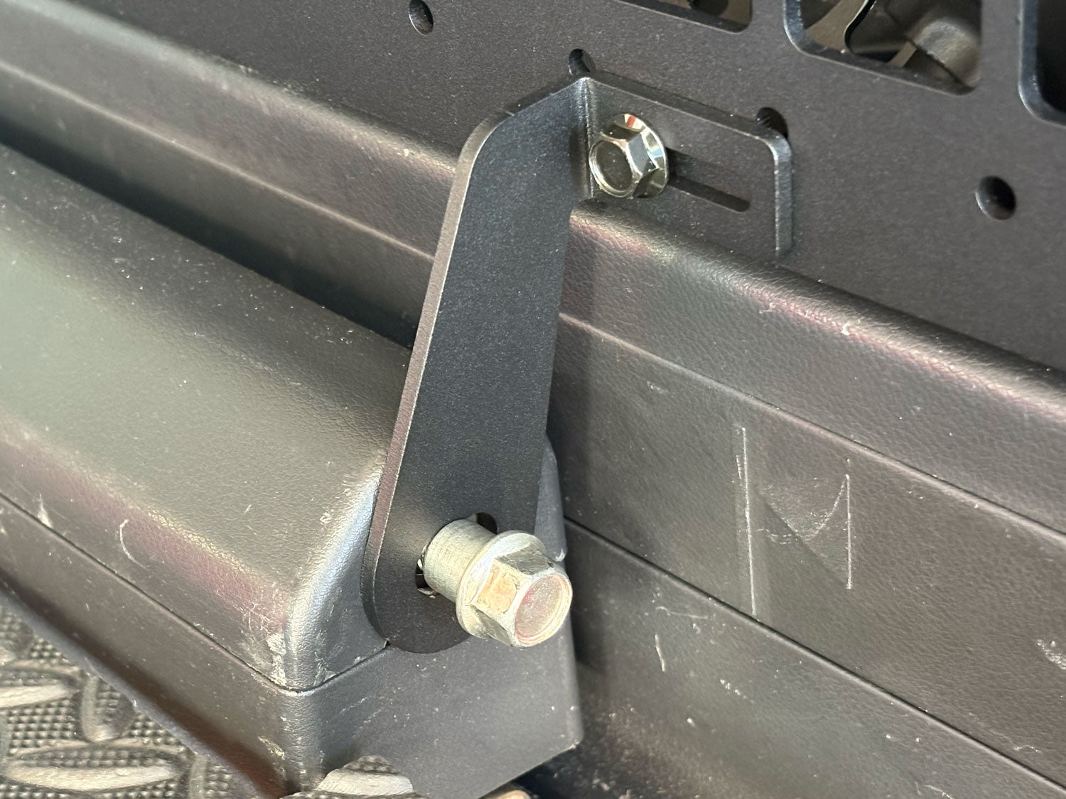 下部の取付けは純正のボルトを使用します