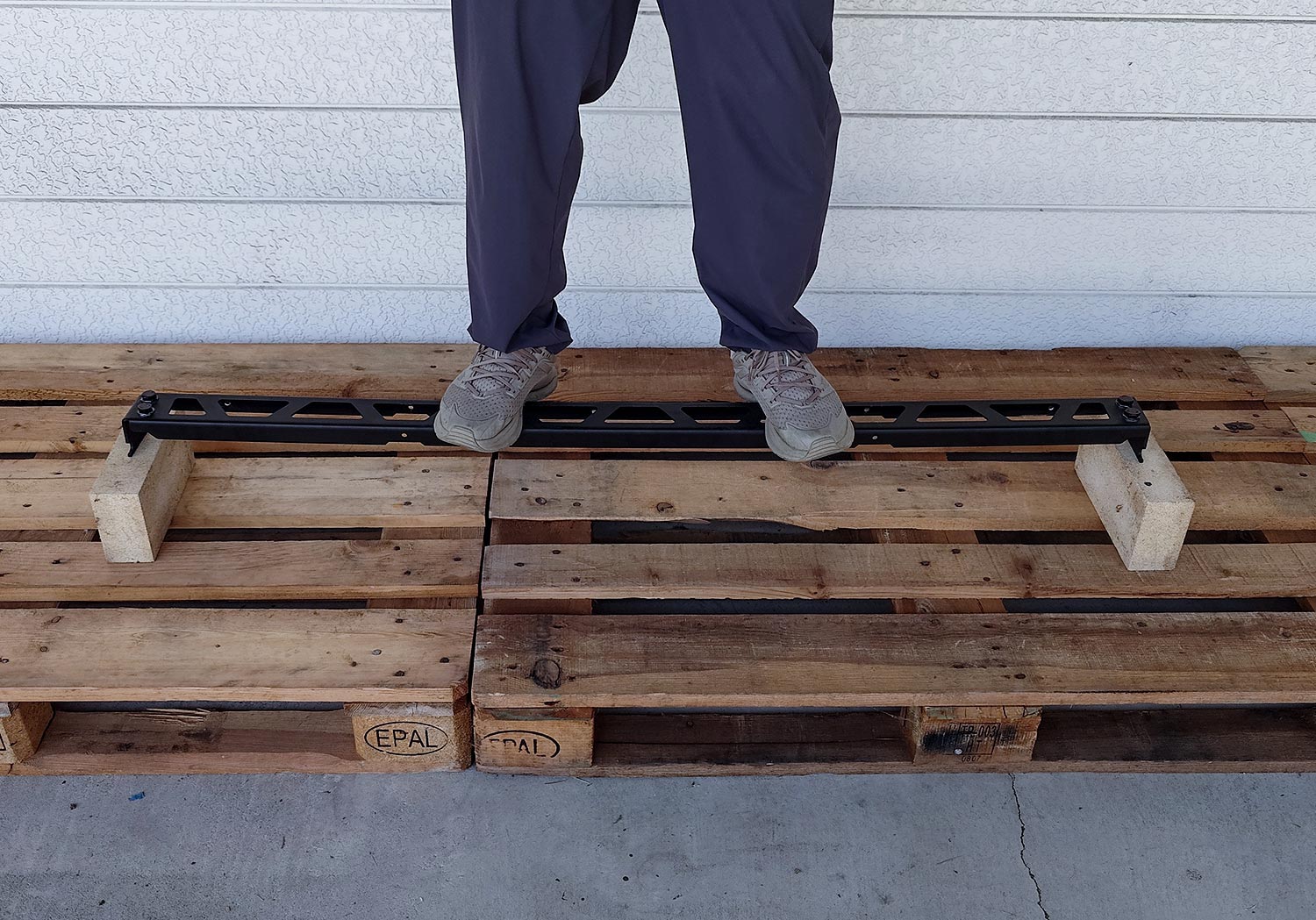 ブリッジバー1本当たり60kg（前後合わせて120kg）を目安にご使用ください。